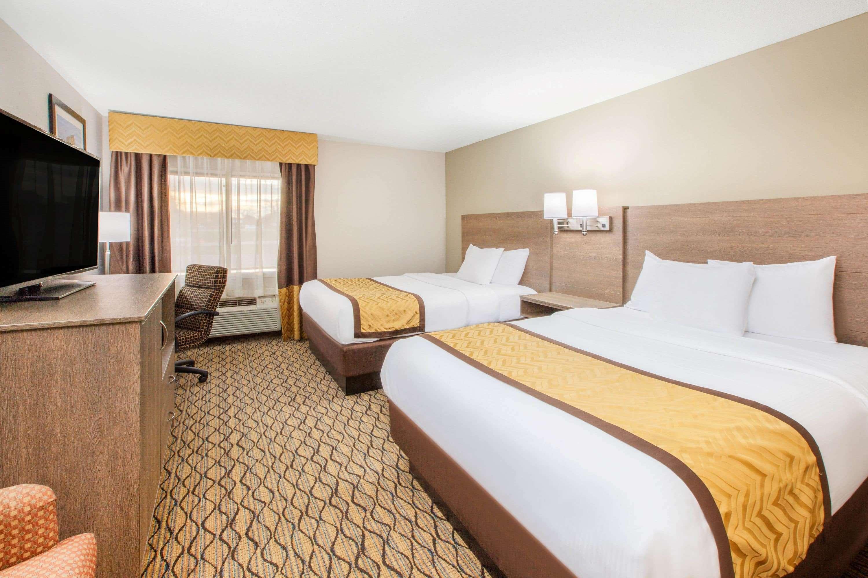 Baymont By Wyndham Grand Rapids Airport Hotel Cascade Exterior photo