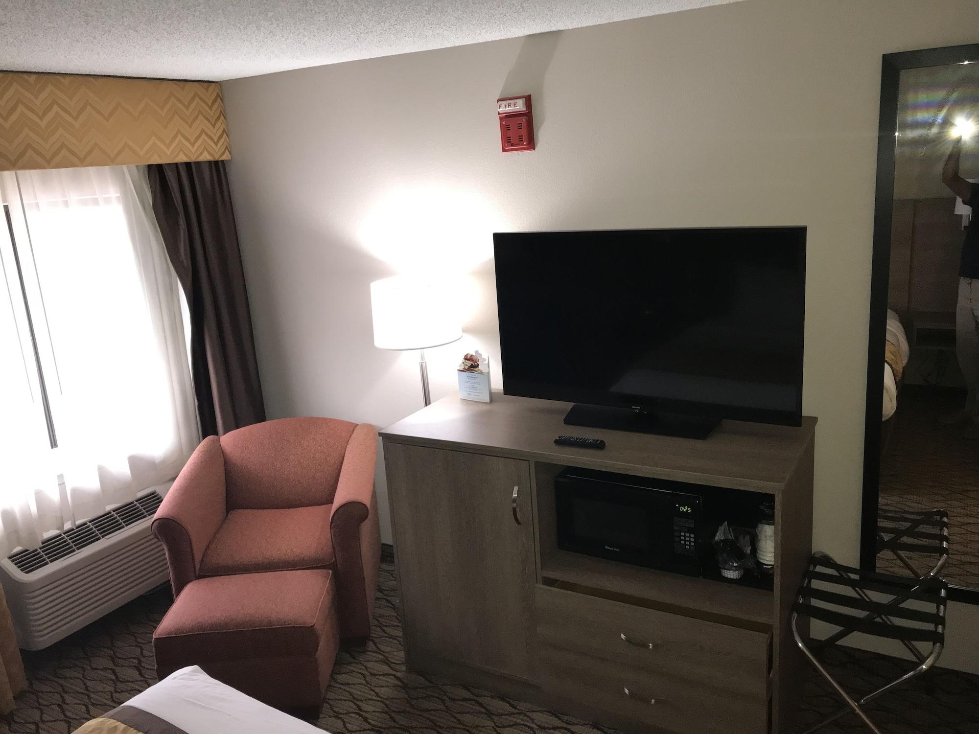 Baymont By Wyndham Grand Rapids Airport Hotel Cascade Exterior photo