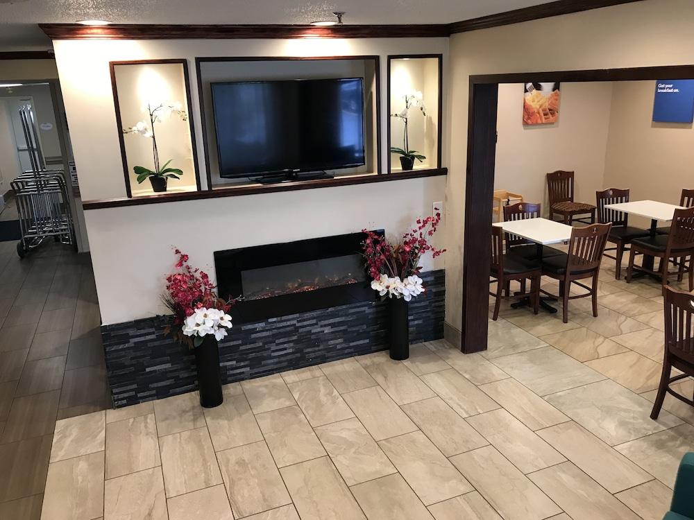 Baymont By Wyndham Grand Rapids Airport Hotel Cascade Exterior photo
