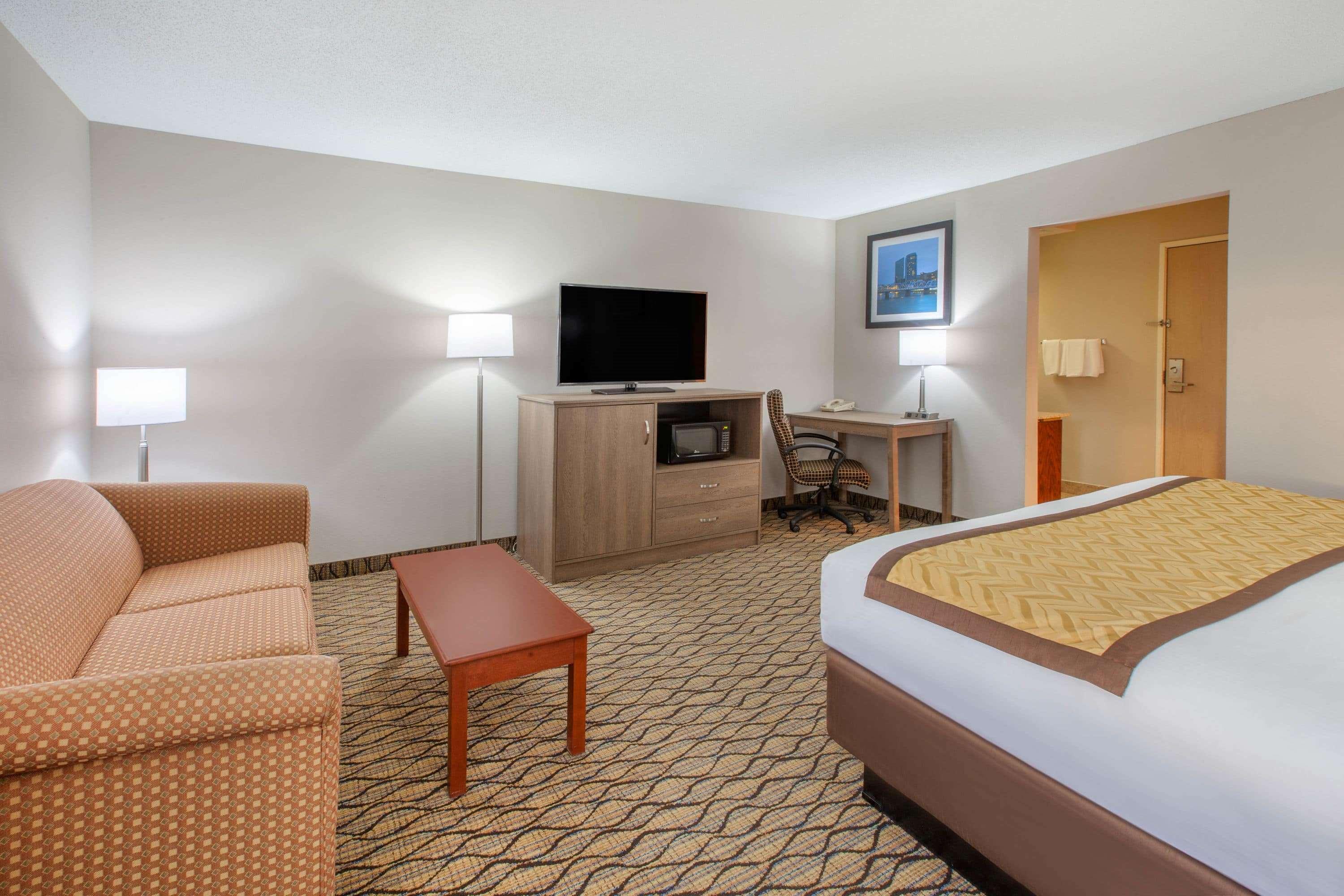 Baymont By Wyndham Grand Rapids Airport Hotel Cascade Exterior photo